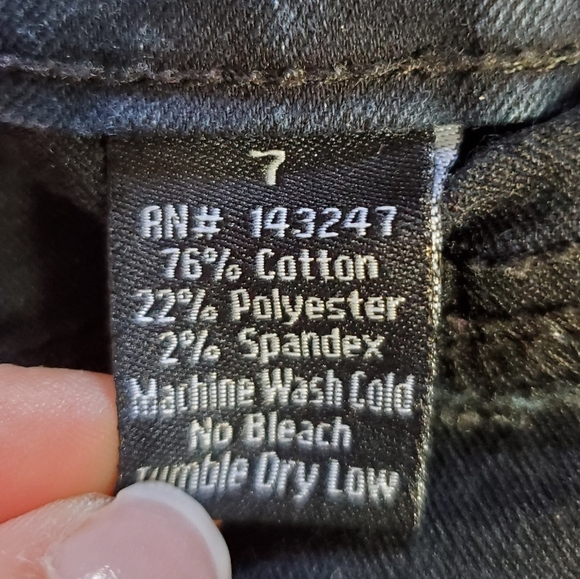 HIGH WAIST DARK WASH BOOTY POPPING DENIM CAPRIS - Picture 13 of 13